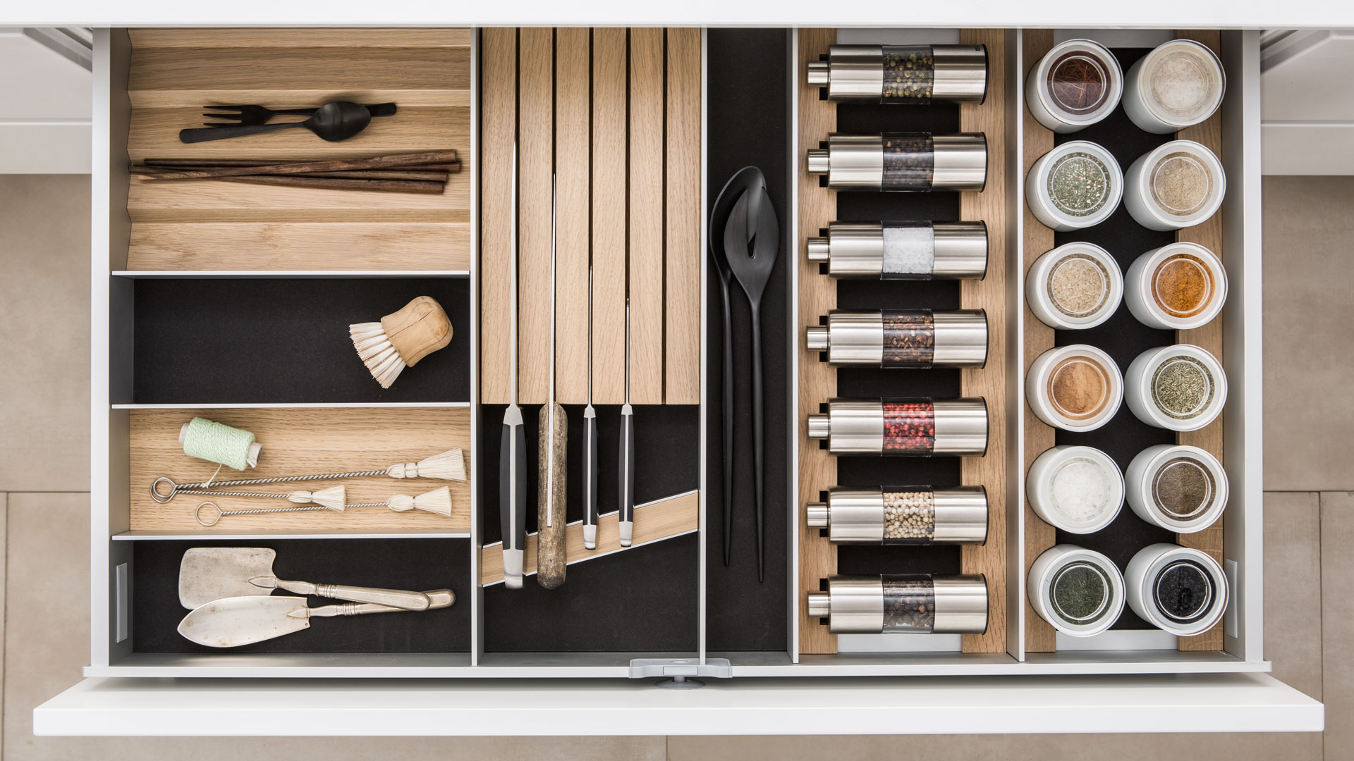 Organiser ses tiroirs de cuisine grâce au silicone - M6